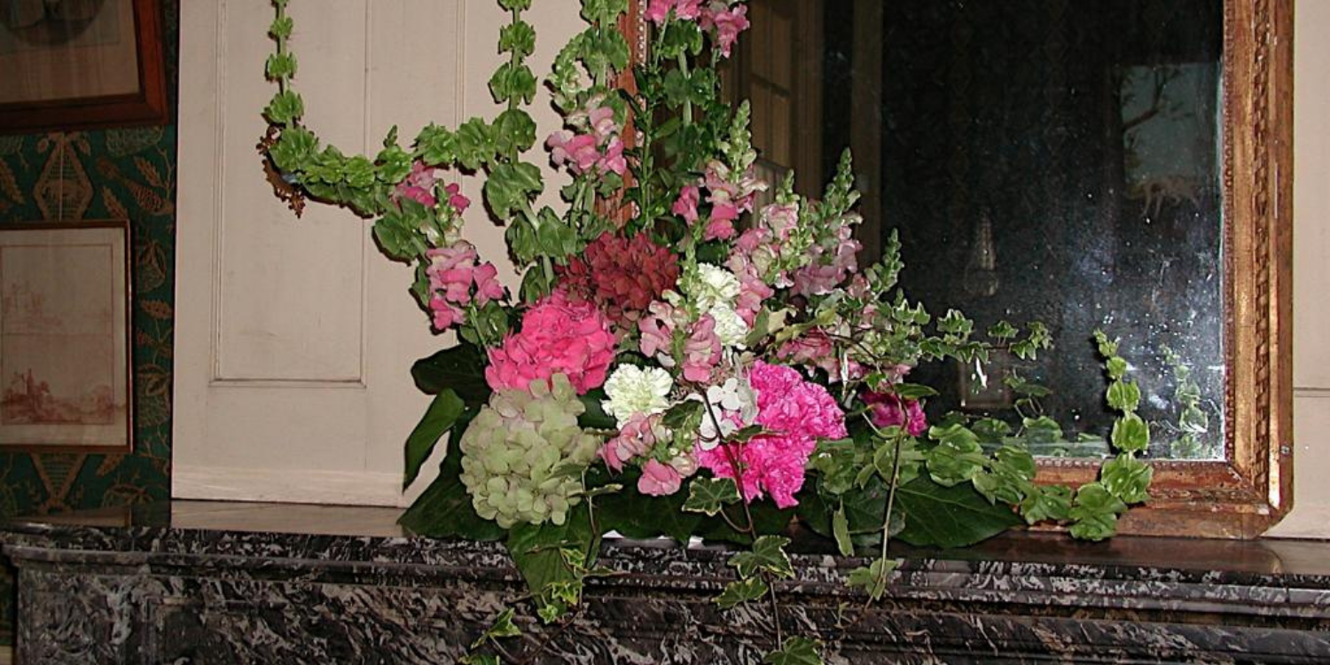 Bouquet sur la cheminée du salon du Brosseron