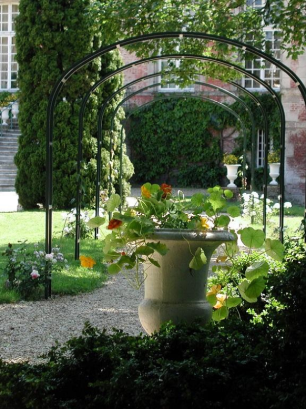 Allée des roses vers l'escalier arrière