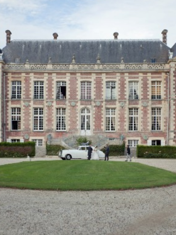 Les mariés sont déposés au pied du perron avant