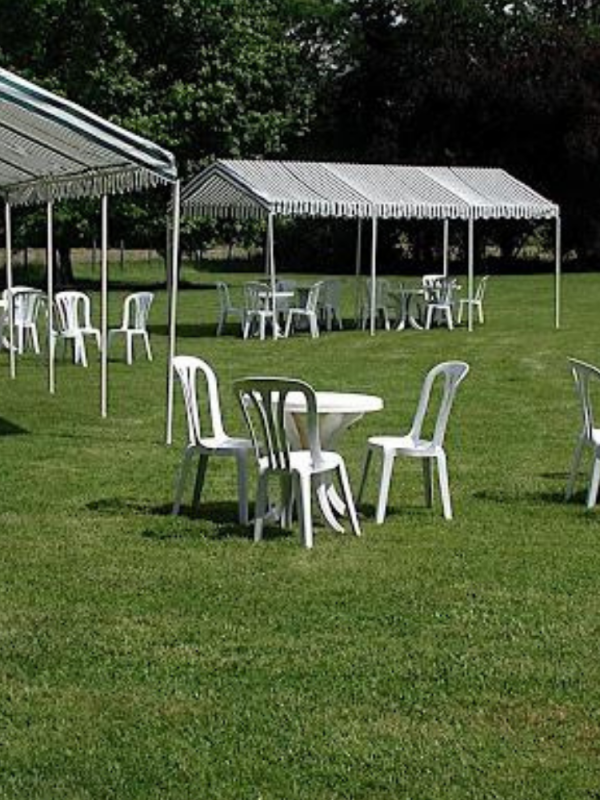 Tonnelles rayées et guéridons