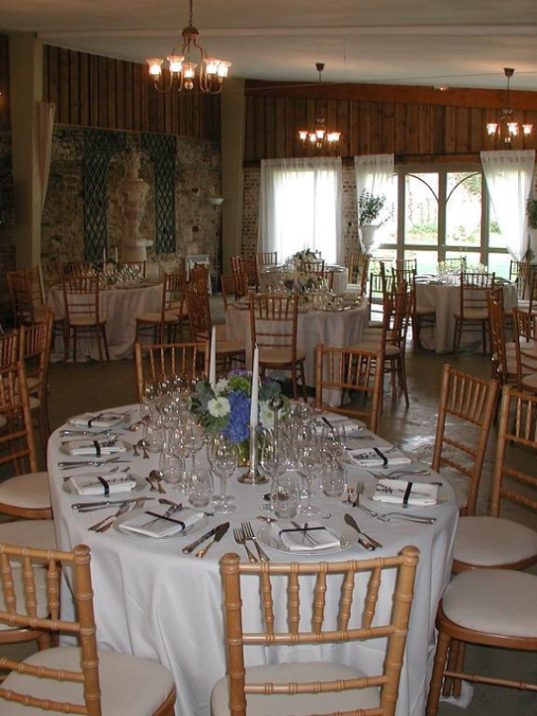 Un espace agréable entre chaque table