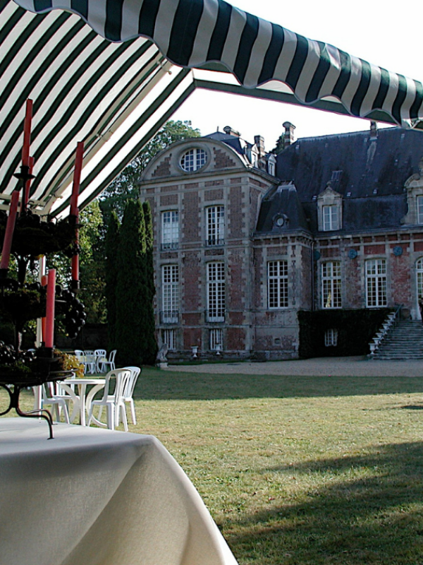 Buffet sous une tonnelle rayée