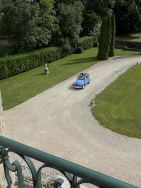 Voiture des mariés vers le perron avant